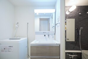 Combined shower/tub, free toiletries, hair dryer, slippers - AQUA RESIDENCE Sangenjaya by Tranova (Tokyo)