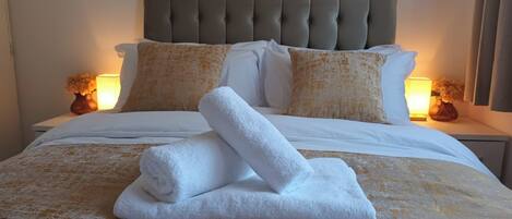 3 chambres, fer et planche à repasser, Wi-Fi, draps fournis