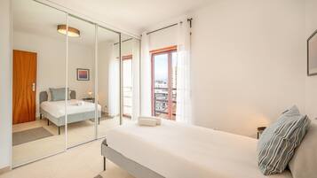 4 makuuhuonetta, työpöytÀ, silitysrauta/-lauta, internet