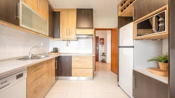 JÀÀkaappi, mikroaaltouuni, astianpesukone, kahvin-/teenkeitin