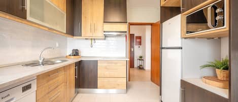 Refrigerador, microondas, lavavajillas y cafetera y tetera