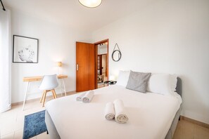 4 Schlafzimmer, Schreibtisch, Bügeleisen/Bügelbrett, Internetzugang