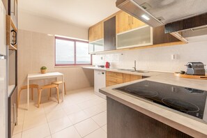 Fridge, microwave, dishwasher, coffee/tea maker - GuestReady - A relaxing retreat in Lisbon (Lisbon)
