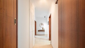 A hallway with wooden doors and a white wall. - GuestReady - A relaxing retreat in Lisbon (Lisbon)