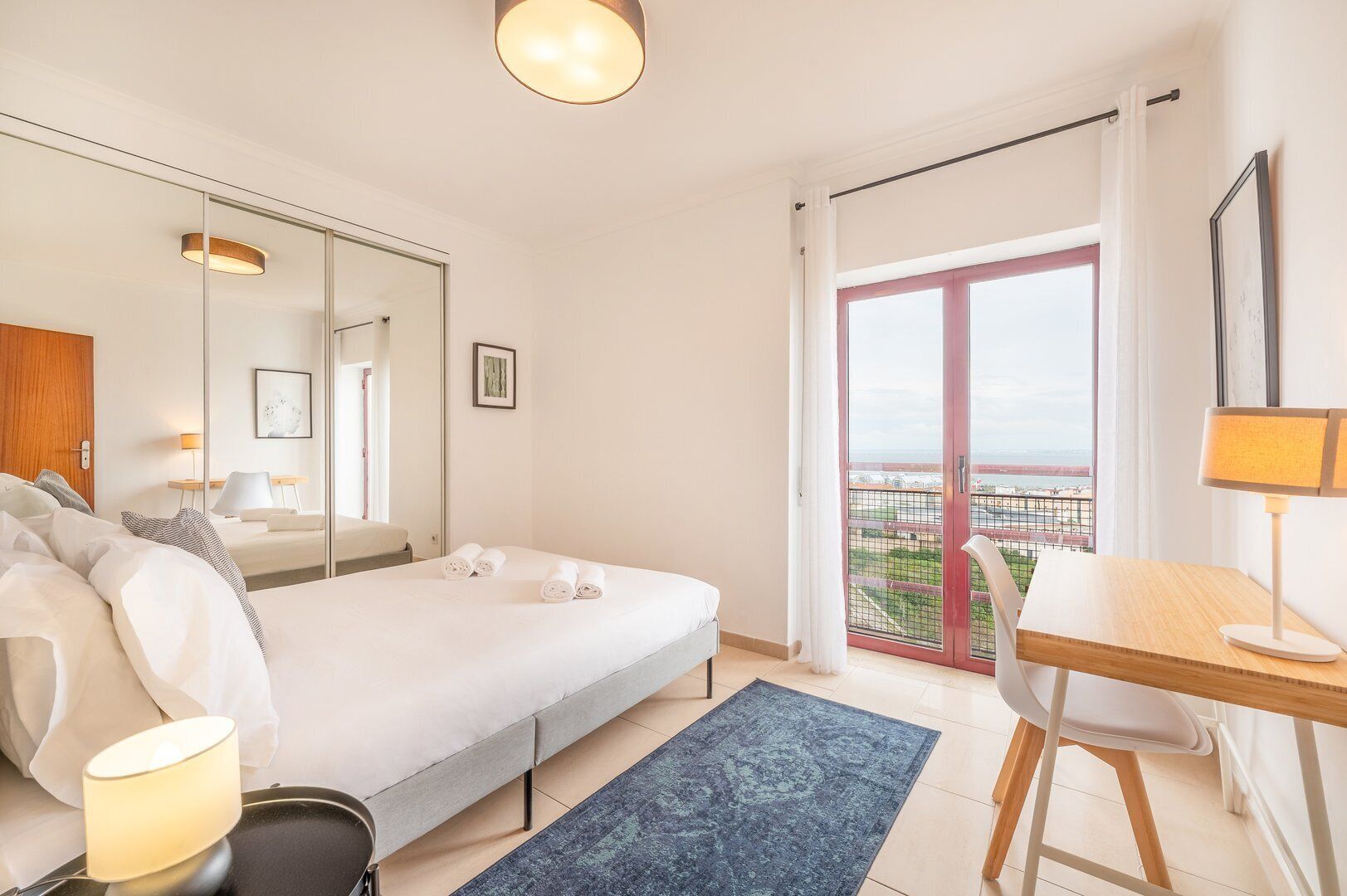 4 habitaciones, escritorio, tabla de planchar con plancha y internet 