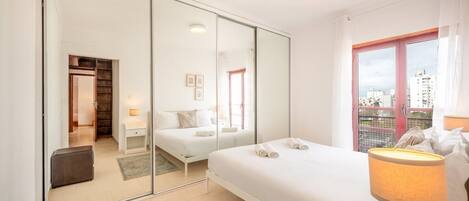 4 chambres, bureau, fer et planche à repasser, accès Internet