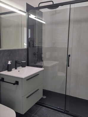 Doccia, asciugacapelli, bidet, asciugamani