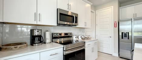 Geladeira, micro-ondas, fogão, cooktop