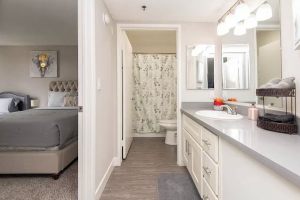 2 bedrooms, iron/ironing board, WiFi, bed sheets - Charming 2-bedroom Apt with Rooftop Pool & Hollywood Sign View (Los Angeles)