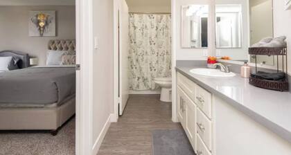 Charming 2-bedroom Apt with Rooftop Pool & Hollywood Sign View