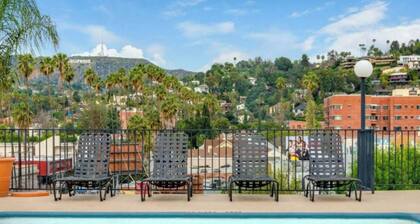 Charming 2-bedroom Apt with Rooftop Pool & Hollywood Sign View