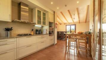 House, 5 Bedrooms | Private kitchen