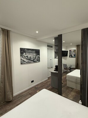 Tabla de planchar con plancha, wifi gratis y ropa de cama 