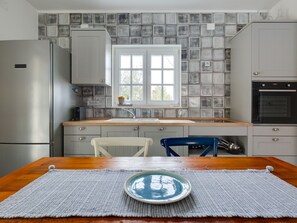 Kylskåp, ugn, diskmaskin och brödrost