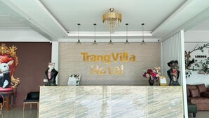 Una recepción con encimera de mármol y un letrero que dice "TrangVilla Hotel".