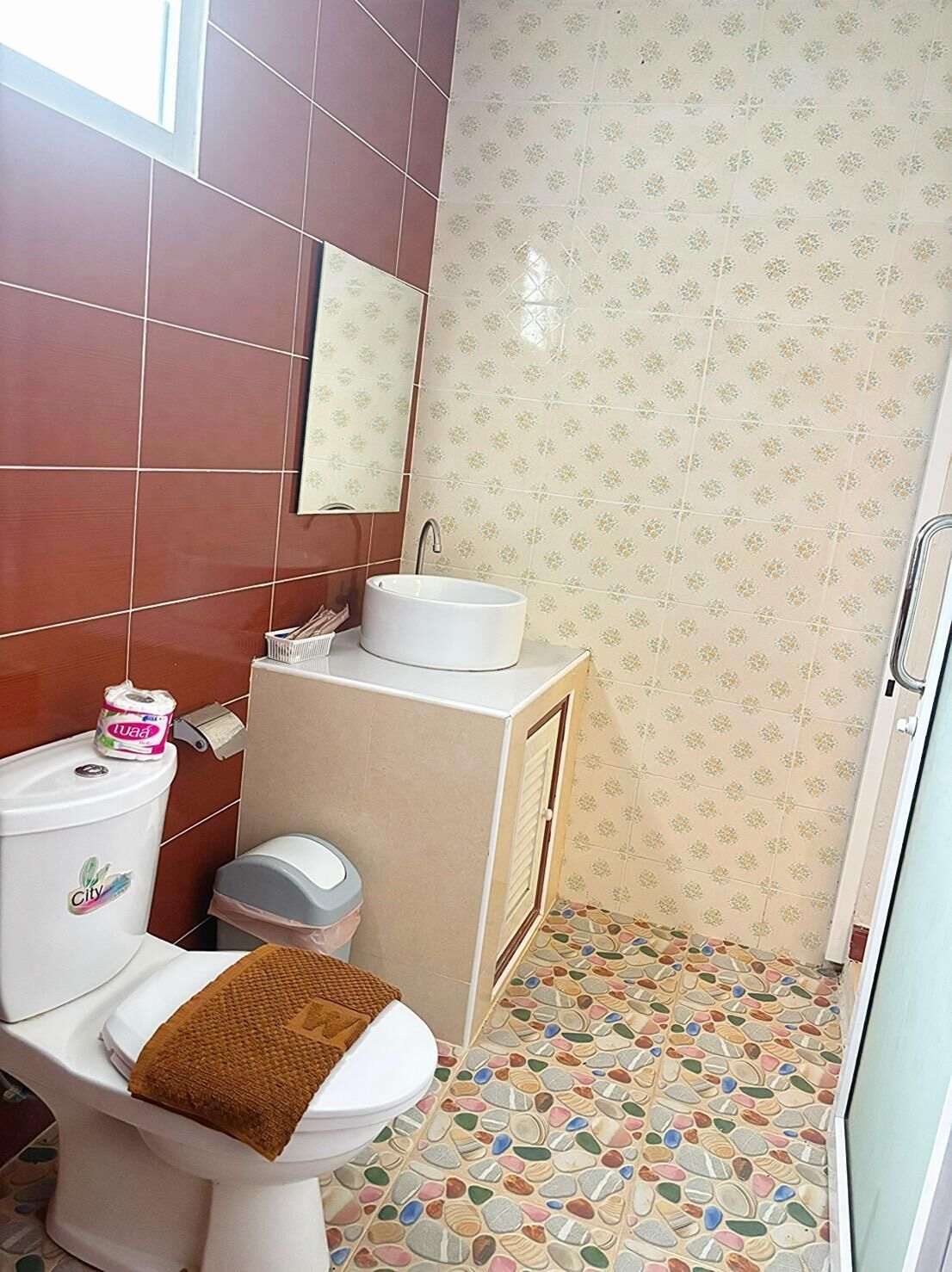 Un baño con inodoro, lavabo y espejo.