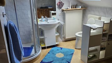 Dusche, Haartrockner, Handtücher, Seife