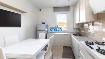 Microwave, dishwasher, cookware/dishes/utensils