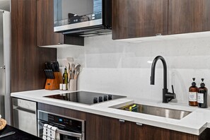 Réfrigérateur, four à micro-ondes, un four, surface de cuisson