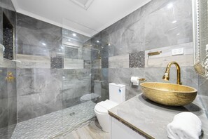 Shower, hair dryer, towels, soap - 2Bds&1 Loft DarlingH&FishM Cozy (Pyrmont)