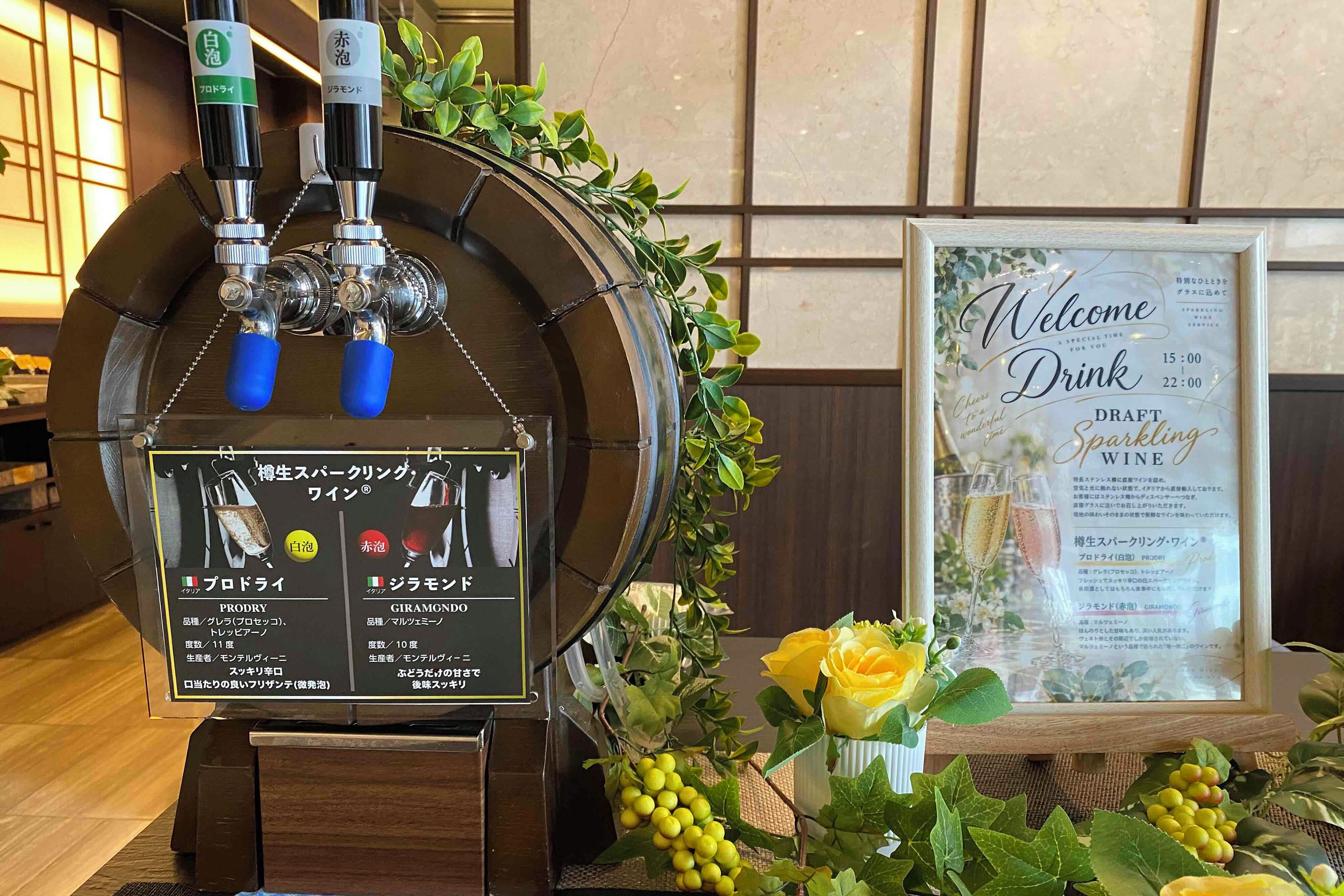 Un espace bar avec un robinet et un tableau affichant le menu.