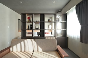 Luxury-Zweibettzimmer | Schreibtisch, laptopgeeigneter Arbeitsplatz, Verdunkelungsvorhänge