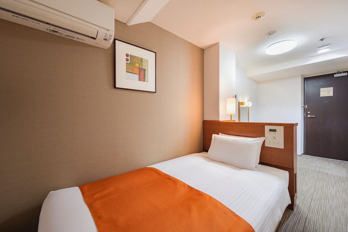 办公桌、笔记本电脑工作区、遮光窗帘、熨斗/熨板