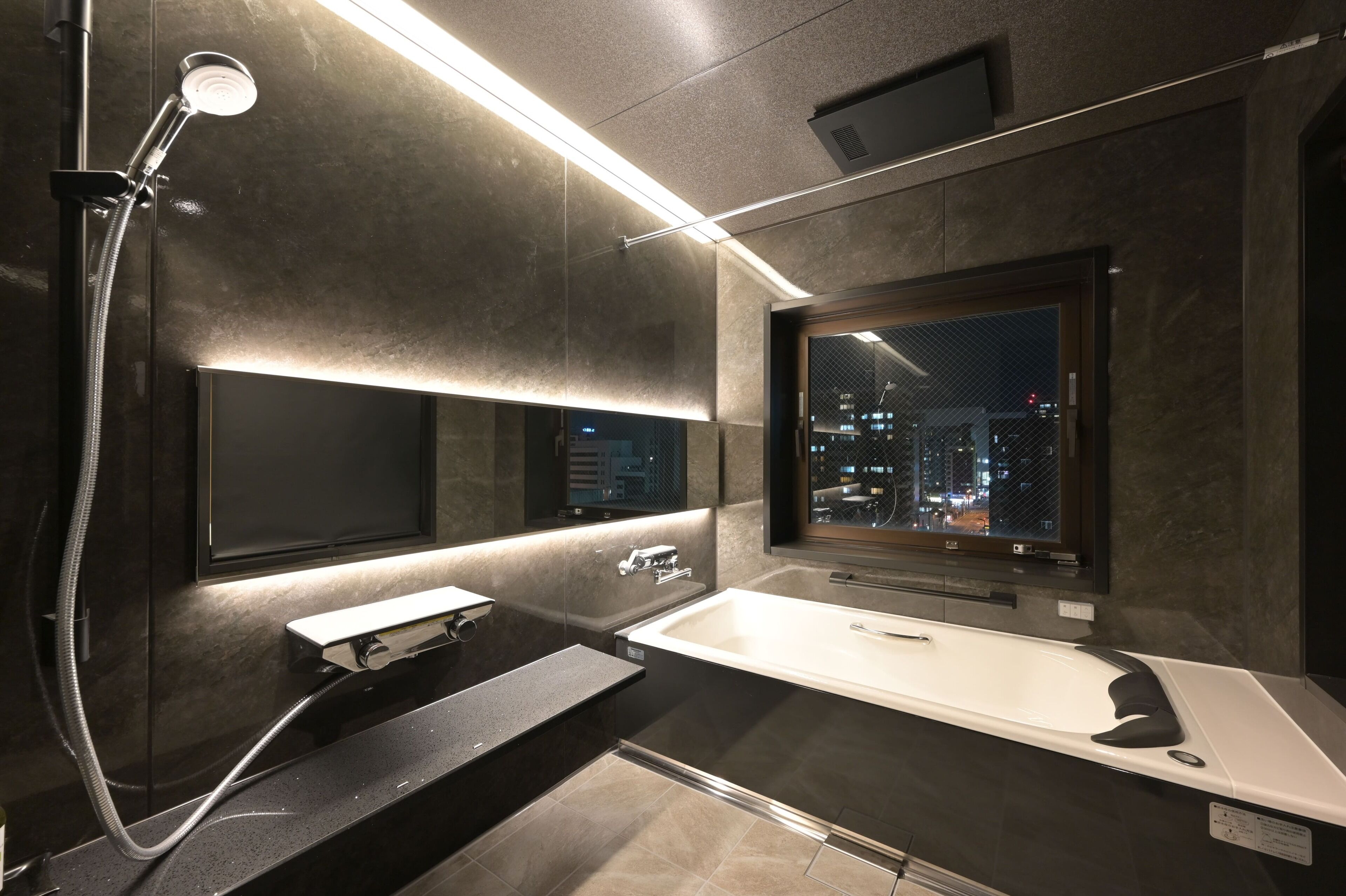 Presidential Studio Suite | Bathroom | Combined shower/tub, hair dryer, slippers, towels