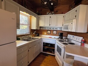 Fridge, microwave, oven, stovetop - Rooster's Perch Cabin at Country Manor Acres in Townsend, TN (Townsend)
