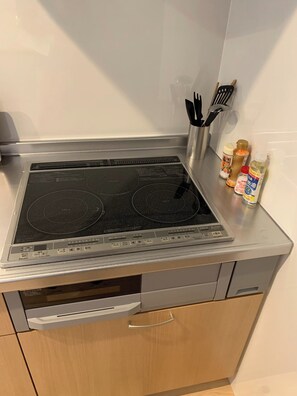 Fridge, microwave, stovetop, cookware/dishes/utensils