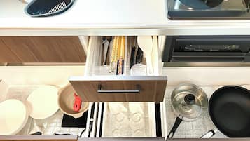 Réfrigérateur, micro-ondes, plaque de cuisson
