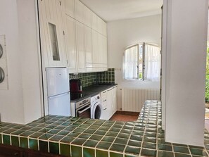 Geladeira, fogão, talheres/pratos/utensílios de cozinha