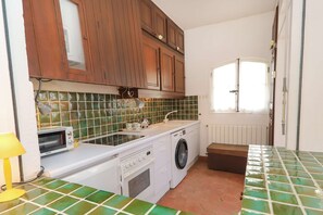 Fridge, oven, cookware/dishes/utensils