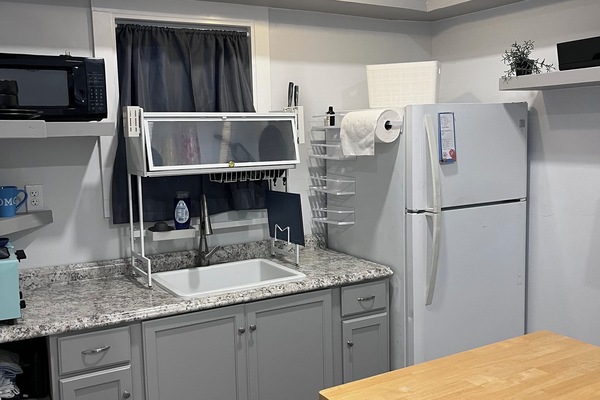 Réfrigérateur, micro-ondes, cafetière/bouilloire, bouilloire électrique