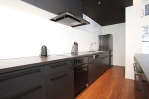 Refrigerador, microondas, placa de cocina, utensilios de cocina