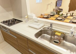 Réfrigérateur, micro-ondes, plaque de cuisson