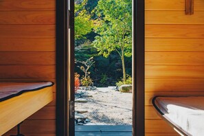 2 quartos, escrivaninha, ferros/tábuas de passar roupa