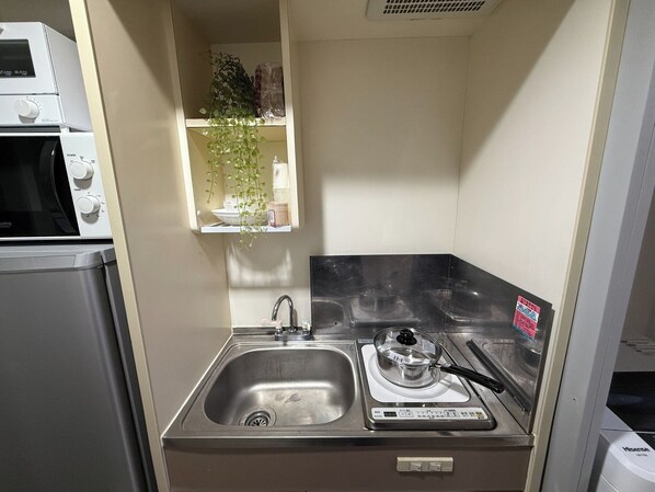 Fridge, microwave, stovetop, cookware/dishes/utensils - 403 1 room apartment for rent 2 minutes walk fro / Itabashi-ku Tokyo (Itabashi-ku)