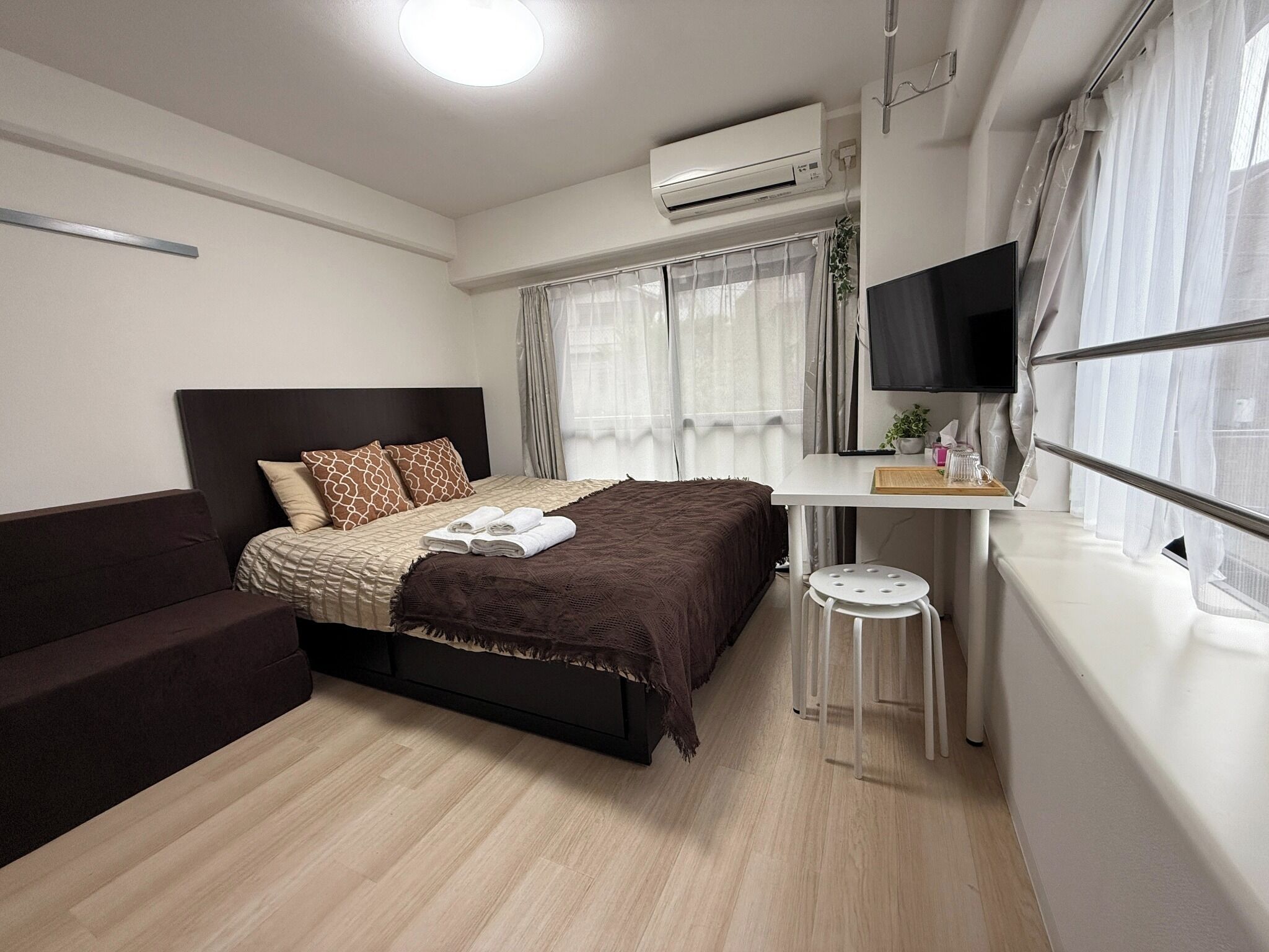 1 室のベッドルーム、デスク、アイロン / アイロン台、WiFi (無料)