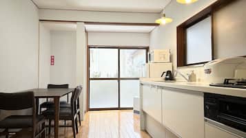 Fridge, microwave, stovetop, cookware/dishes/utensils