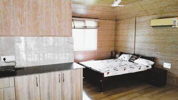 1 bedroom, desk, iron/ironing board, WiFi