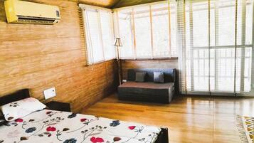 1 bedroom, desk, iron/ironing board, WiFi