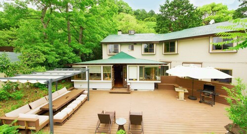 Rent an entire Americanstyle villa decorated with / Ito Shizuoka