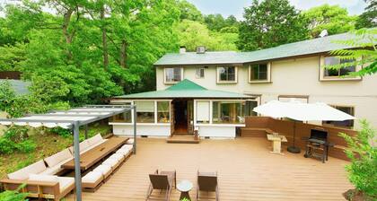 Rent an entire Americanstyle villa decorated with / Ito Shizuoka