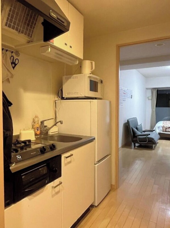 Fridge, microwave, stovetop, electric kettle