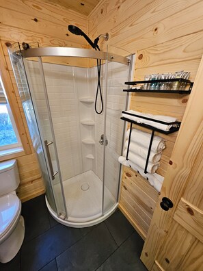 Dusche, Haartrockner, Handtücher, Seife