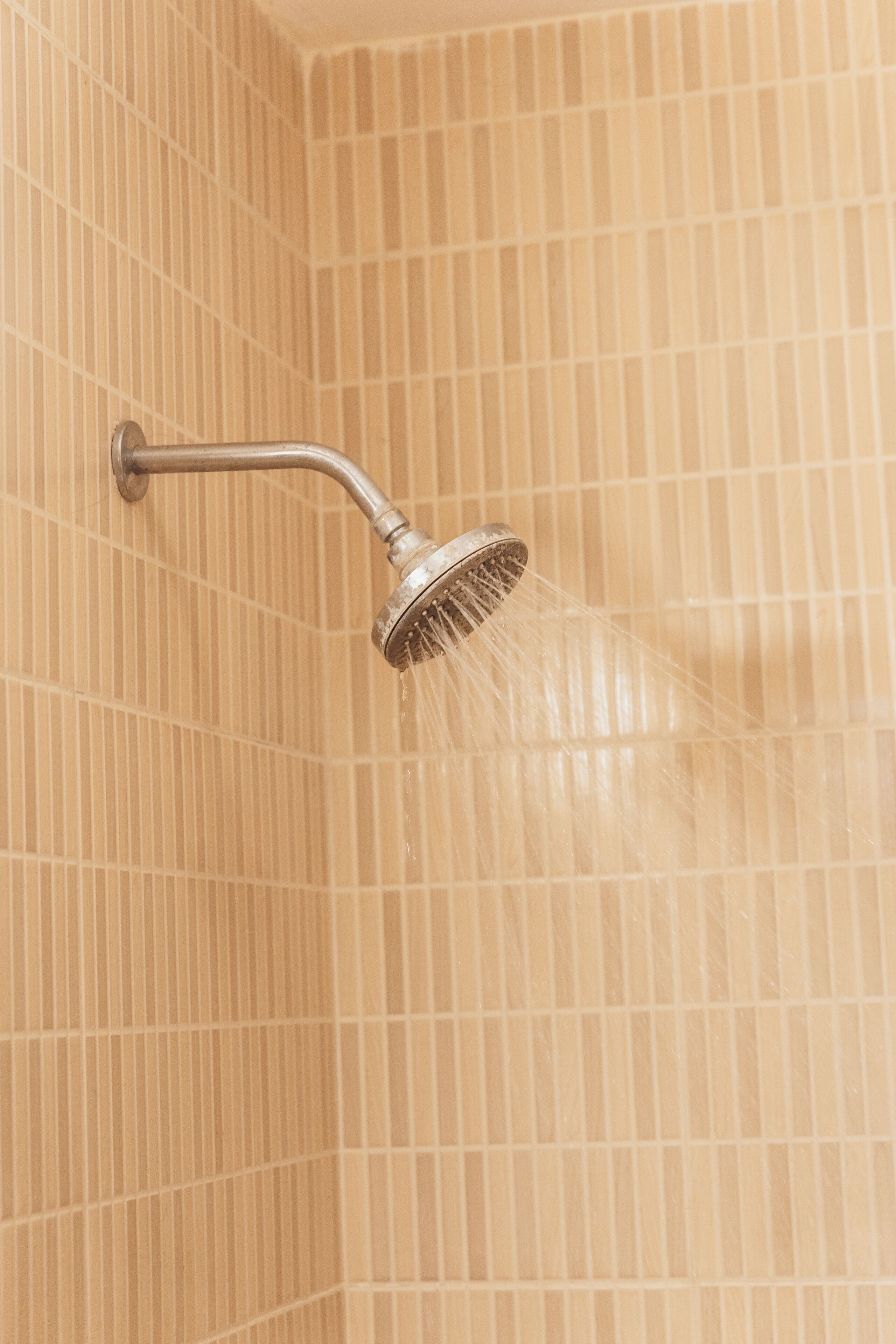 Dusj, tøfler, håndklær og såpe