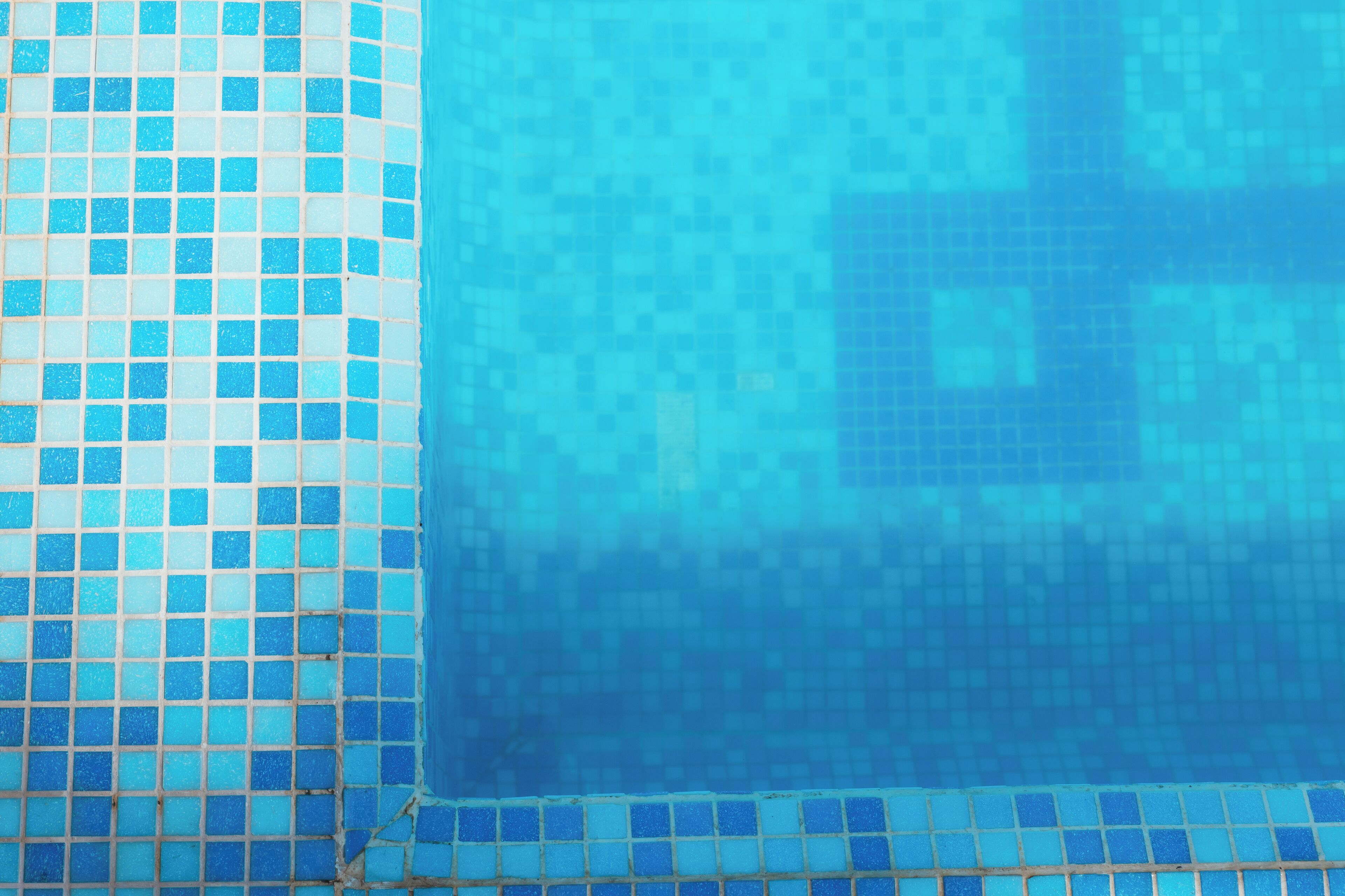 Ein mit blauen Mosaiksteinen ausgelegter Pool.