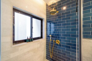 Towels, soap, shampoo, toilet paper - Amanara Villa by Premier Hospitality Asia (Tabanan)