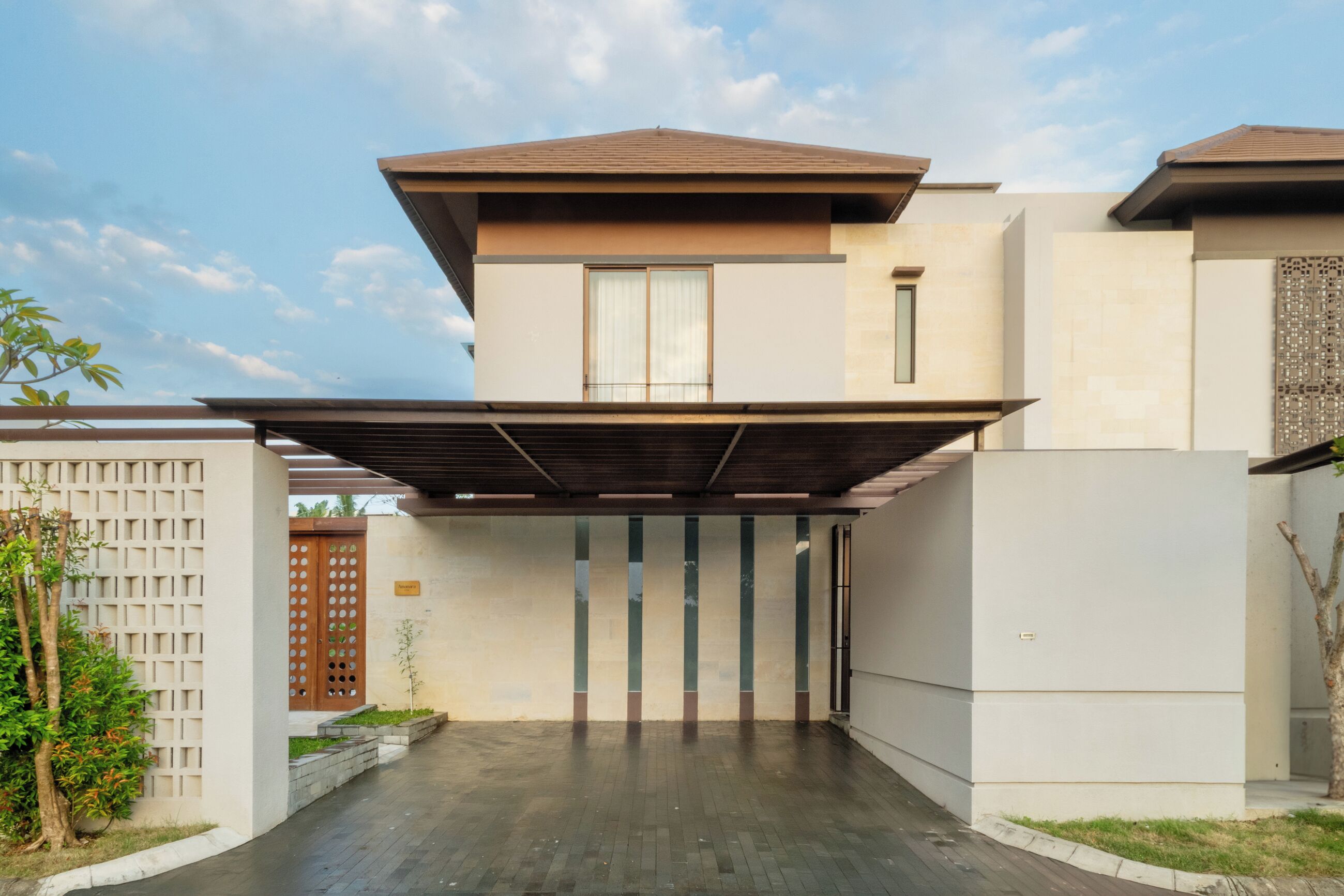 Vista frontal de la propiedad